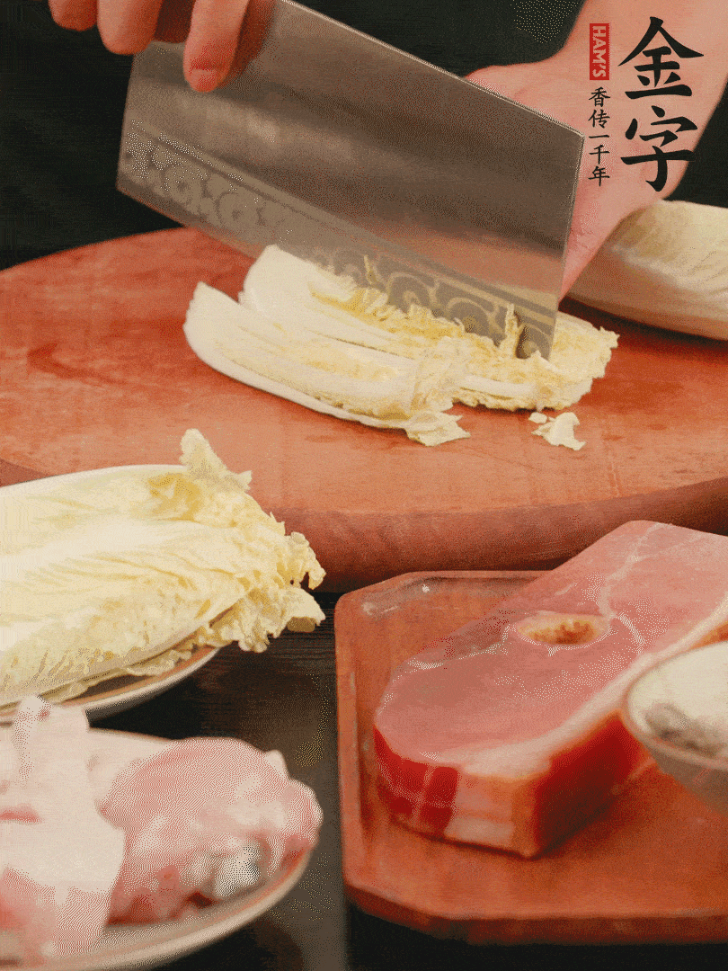 白菜去掉頭尾，對半豎切，再均勻切4刀。