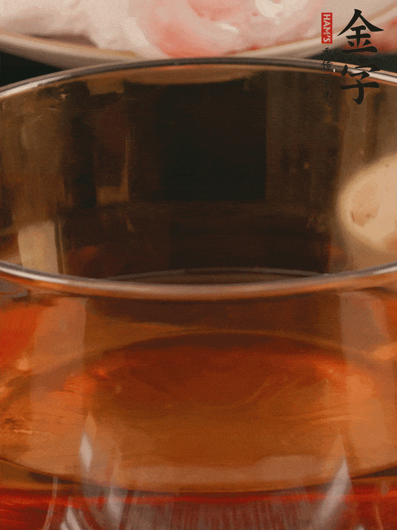 雞腿冷水入鍋，加姜片料酒焯水，撈出溫水洗凈。