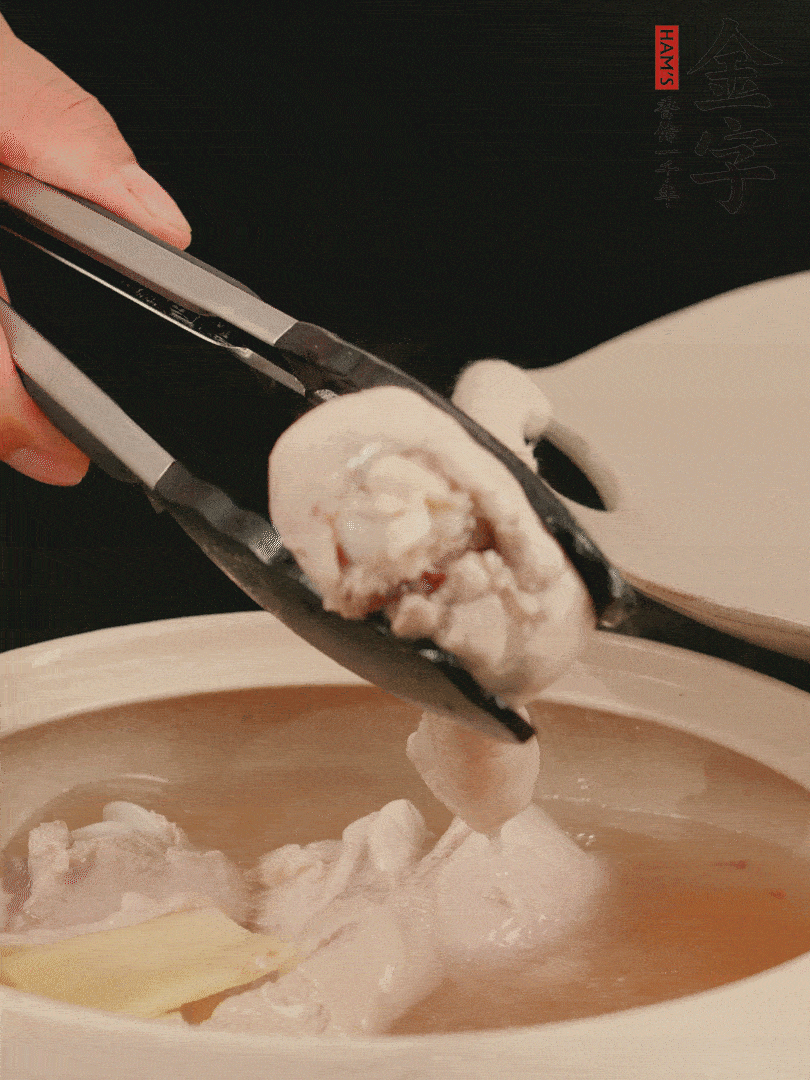 雞腿放入砂鍋，加姜片、料酒、清水，中火燉煮20分鐘撈出。