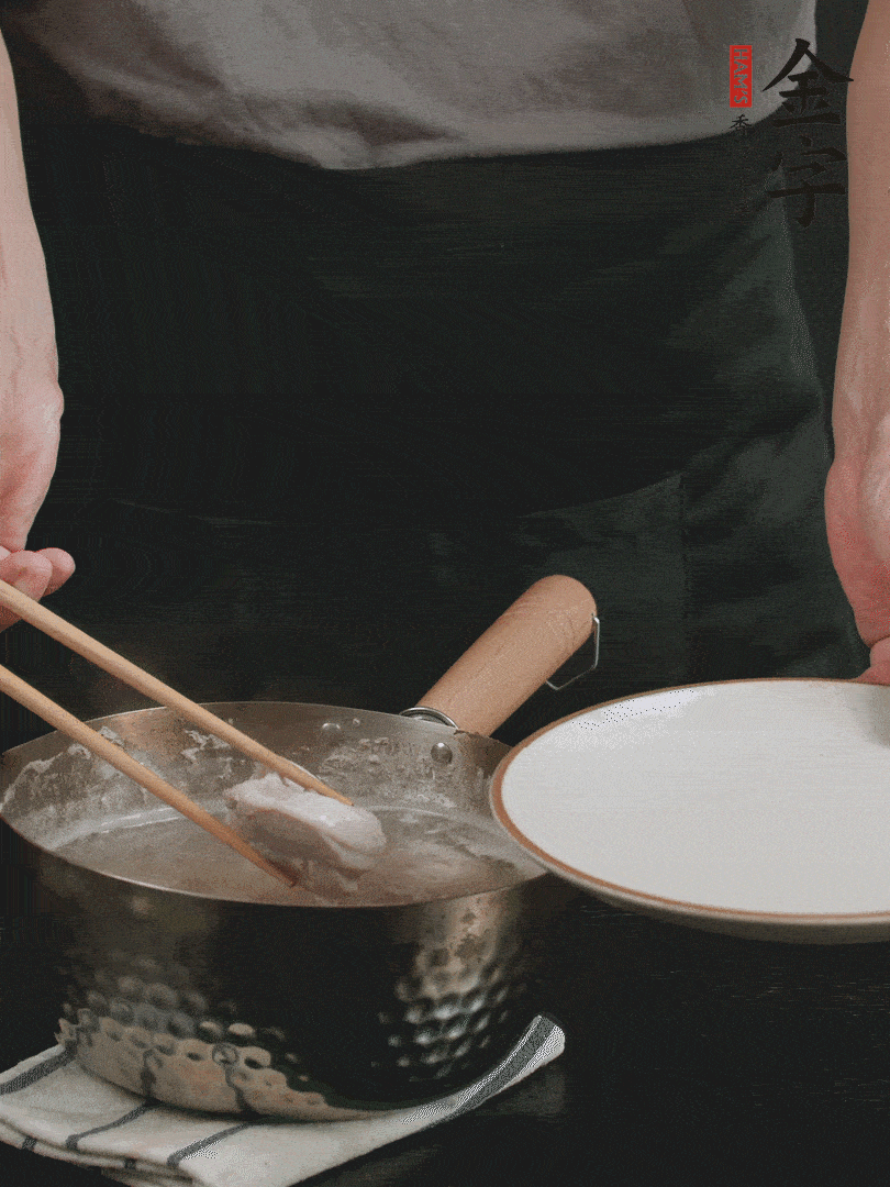 雞塊冷水下鍋，加姜片、料酒焯水，撈出洗凈備用。