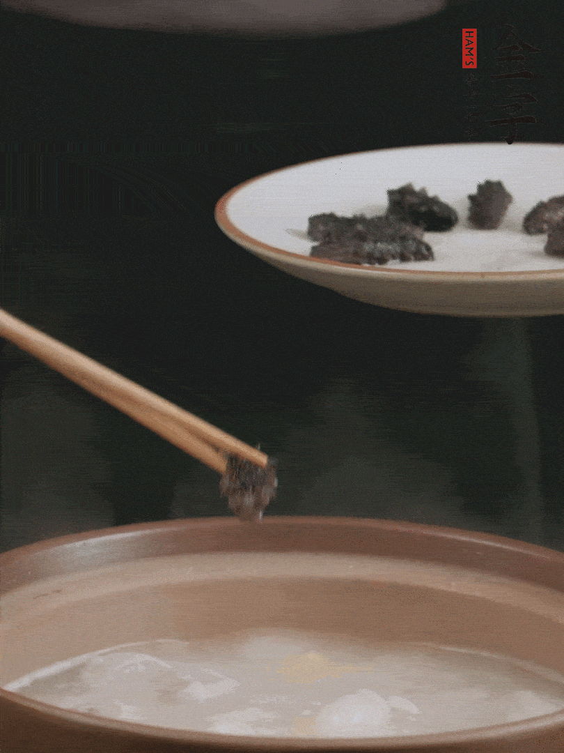 期間雞湯燉到80分鐘時(shí)，加小海參再燉10分鐘。