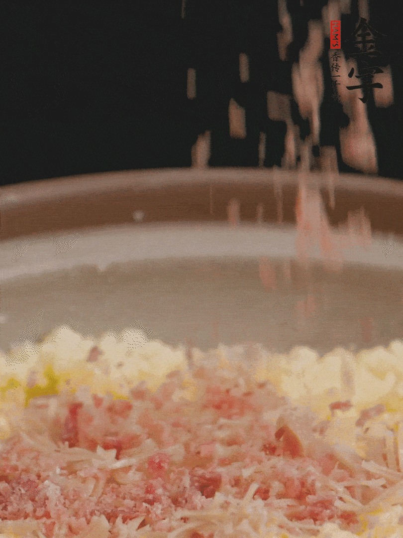 加雞湯沒過，放干貝絲、火腿末、小海參。