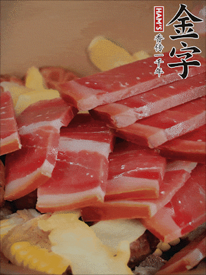 除鮑魚(yú)外的所有材料放進(jìn)鍋里，加清水、姜、黃酒，大火燒開(kāi)，轉(zhuǎn)小火煲90分鐘。