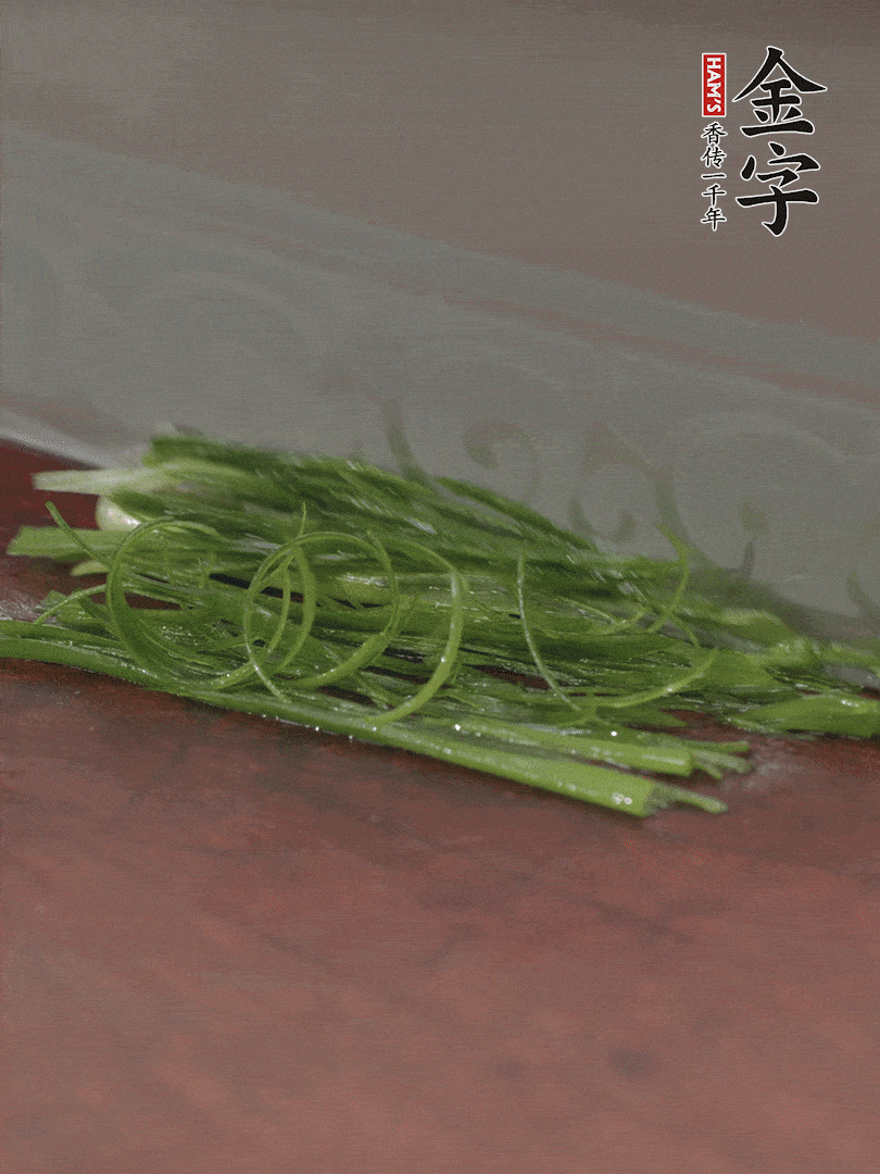 生姜切薄片，紅椒切細(xì)絲，小蔥蔥綠切細(xì)絲，泡入冰水中保持新鮮。