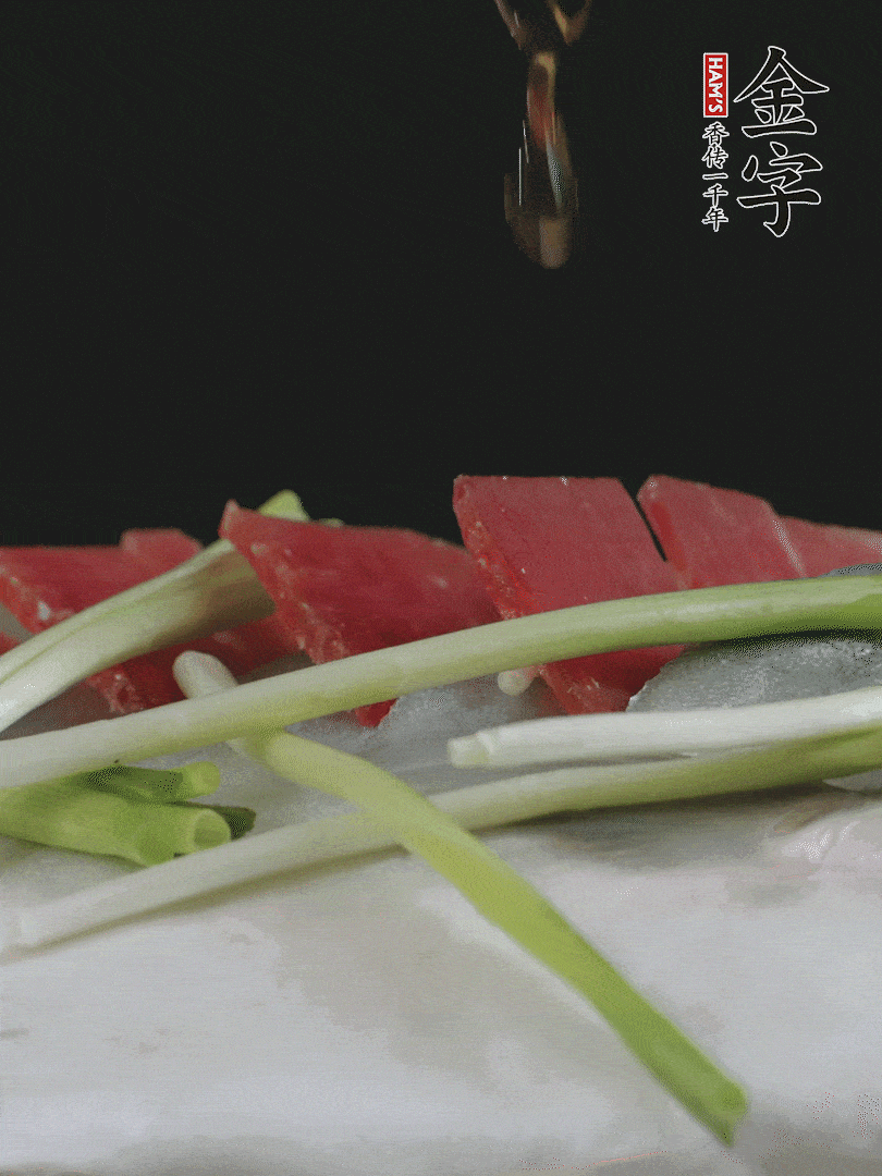 蔥白置于魚身，放適量豌豆，淋上花雕酒。