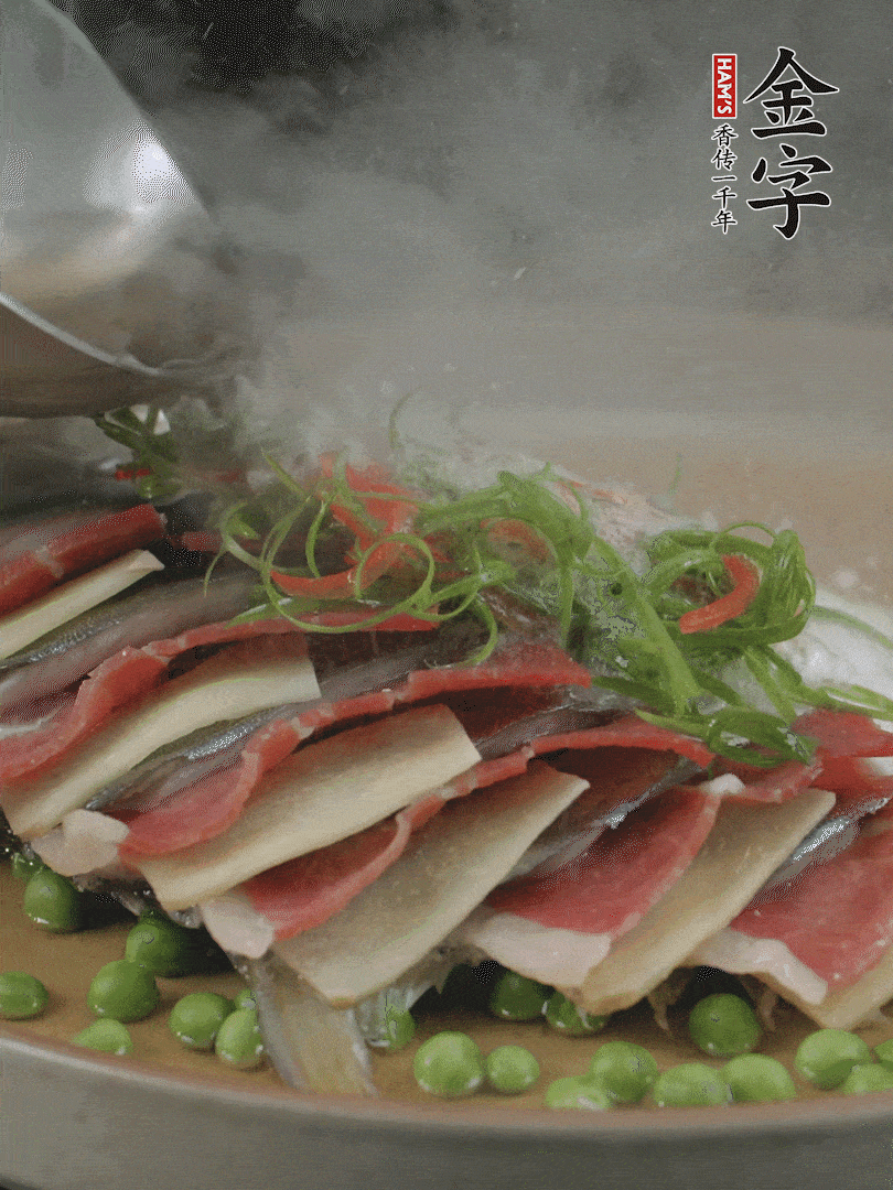 表面放上蔥絲、紅椒絲，淋上熱油。