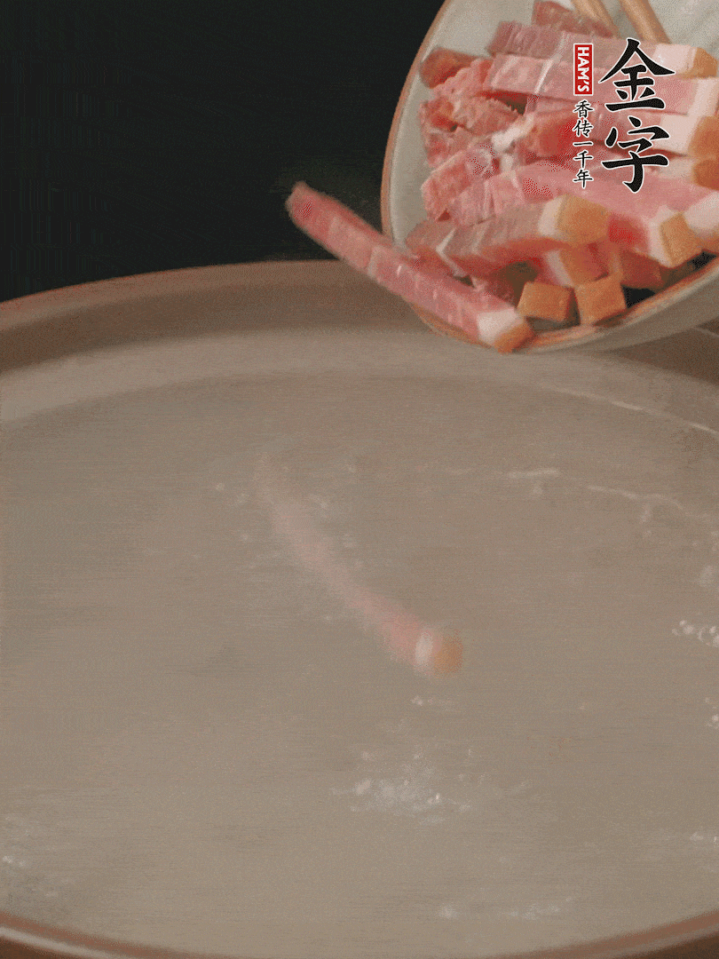 金字火腿切絲，熱水下鍋，放火腿燉煮15分鐘。