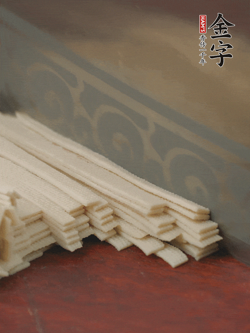 燉火腿期間，千張切細(xì)絲，白蘿卜去皮切細(xì)絲，蒜葉切細(xì)丁。