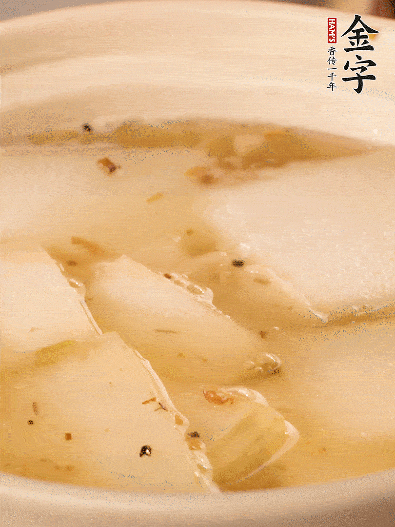 加入適量清水，再放咸肉，淋點(diǎn)黃酒添味。