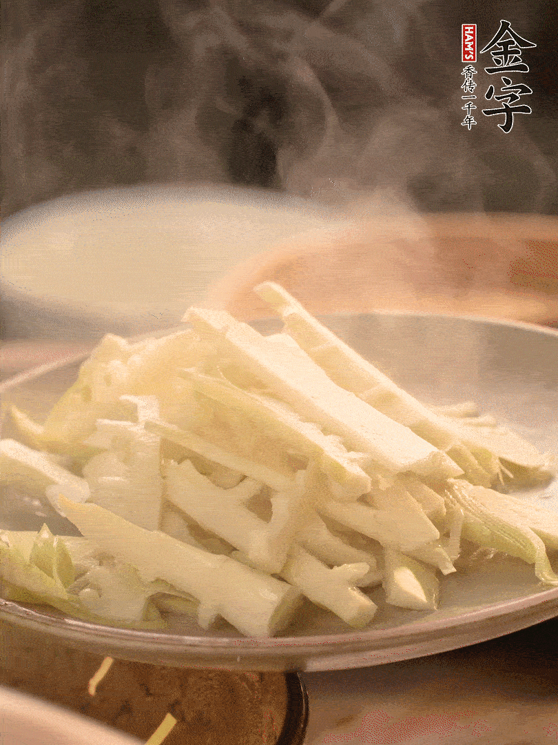 春筍切薄片，焯水去除澀味。