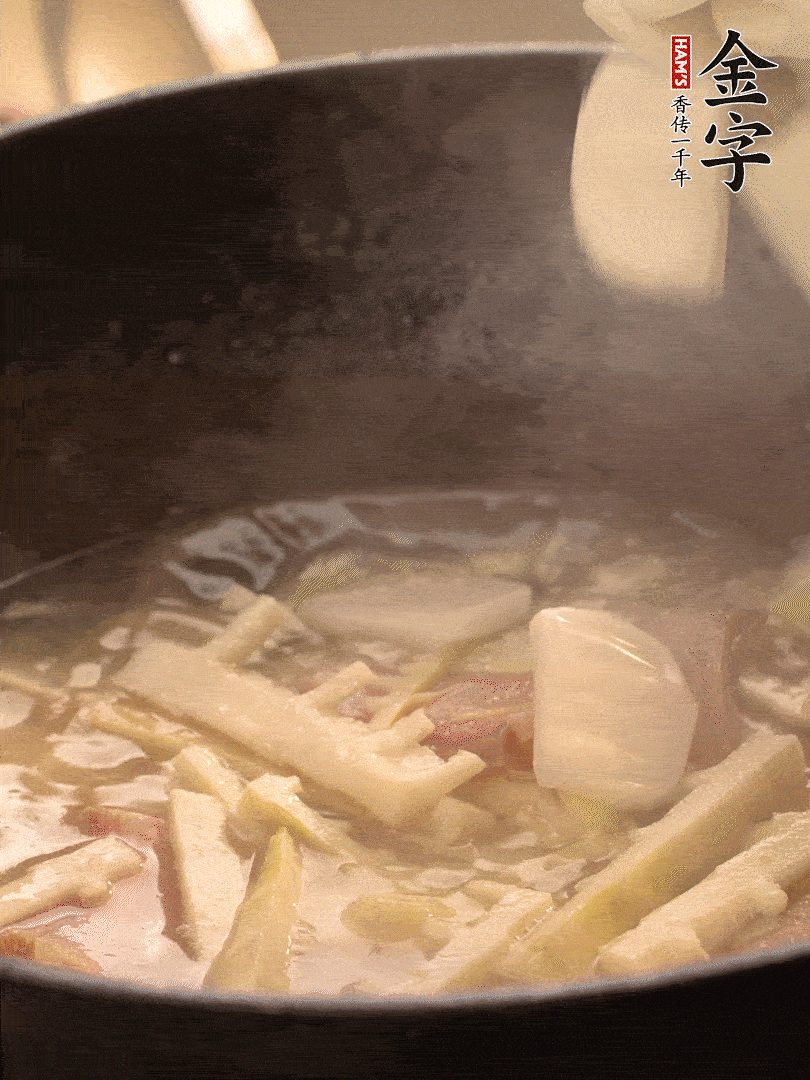 加一點開水后，放年糕燜2分鐘至軟。