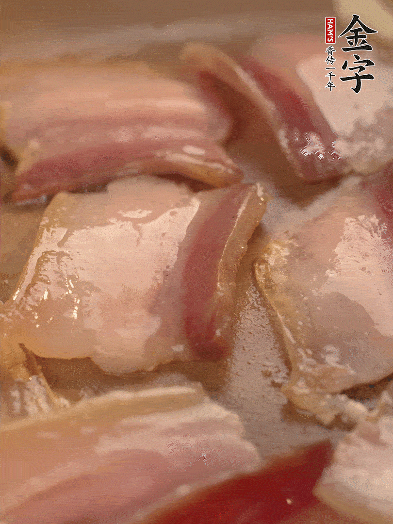 鍋中熱油煸香大蒜、咸肉。