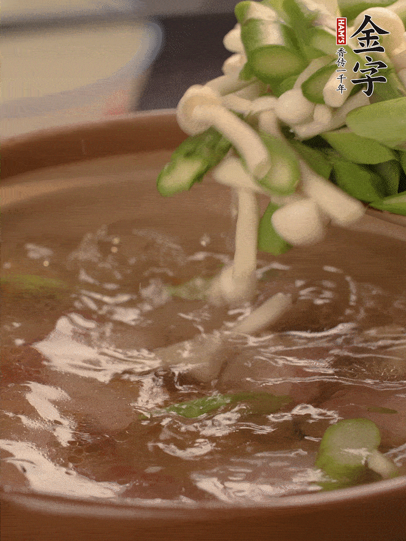 咸肉肥肉部分變透明時(shí)，加清水，放蘆筍、白玉菇大火煮開(kāi)。