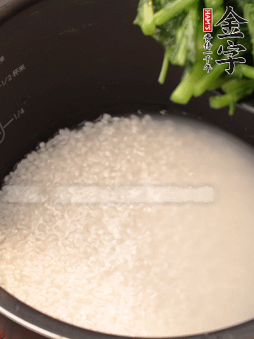 茼蒿、香腸放入浸泡好的大米，水沒過大米半指煮熟。