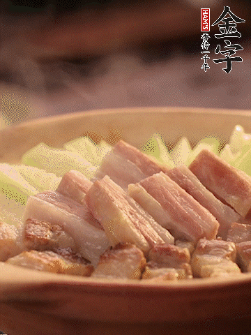 金字淡咸肉切條，焯水備用。