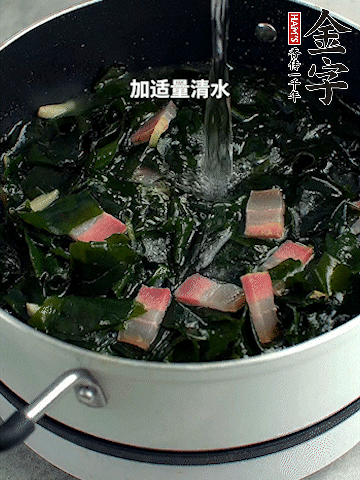 放入泡發(fā)好的裙帶菜翻炒一下，加適量清水燉煮。