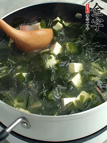 煮到沸騰后，再放入豆腐蓋蓋子煮3分鐘。