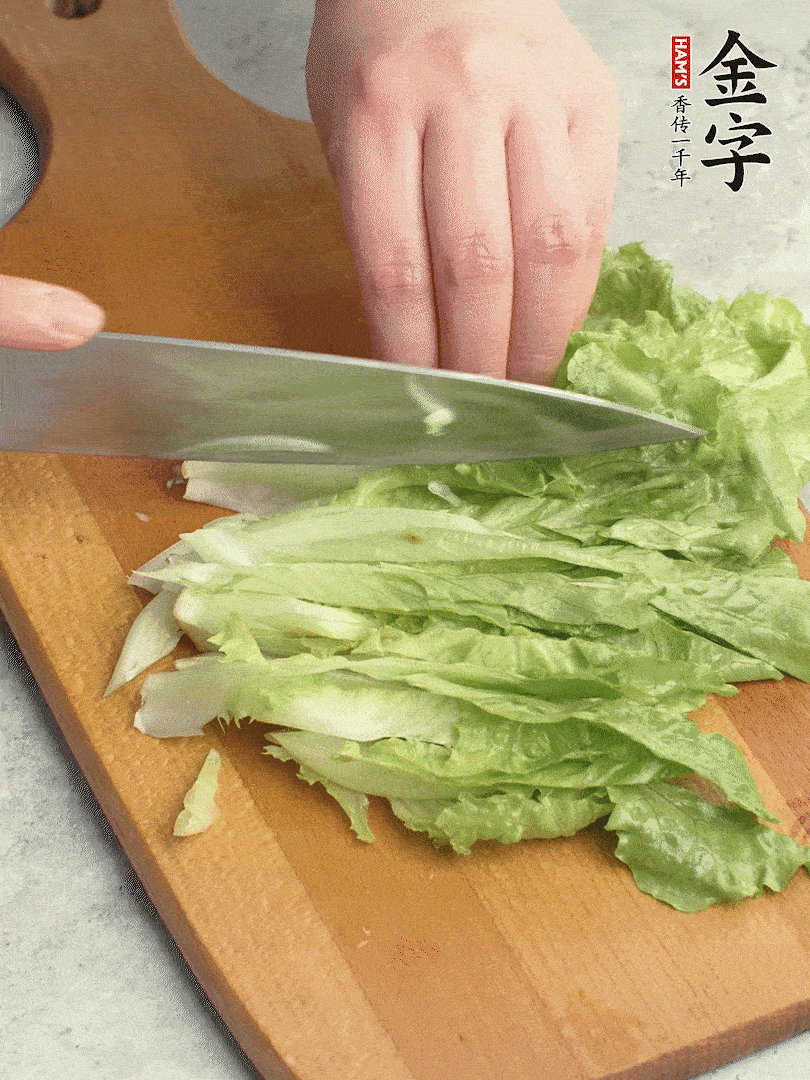 胡蘿卜、生菜、黃瓜切絲。