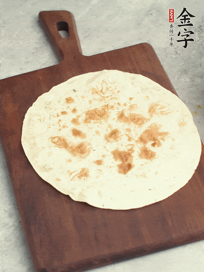 食材依次鋪在卷餅皮上，卷起來。