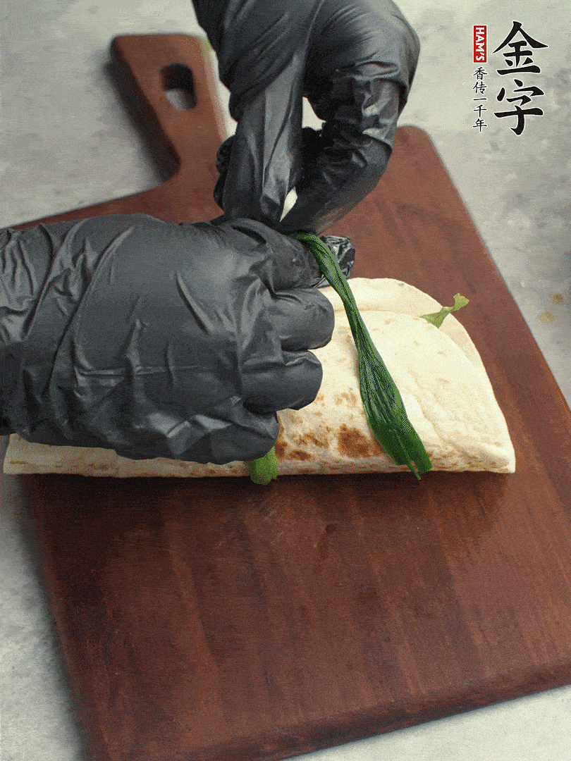 用焯過水的小蔥打結(jié)。