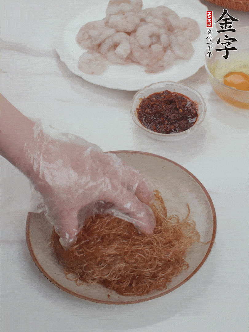 粉絲泡軟后，入沸水煮10秒，撈出后加1/2勺老抽、1/2勺食用油挑松。