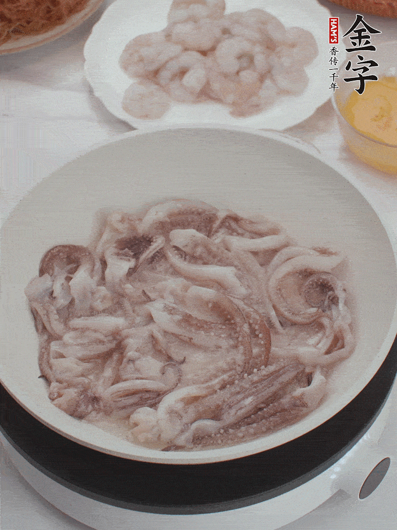 蝦仁、魷魚滑油，蛋液炒制半熟。