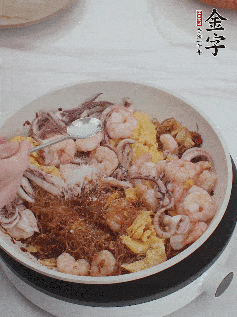 加雞蛋，蝦仁，魷魚混合。