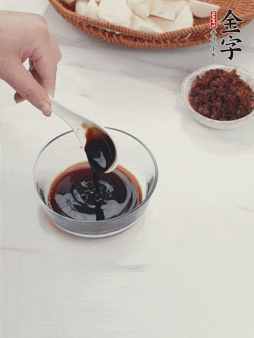 將生抽、老抽、黃酒和白砂糖在小碗里調(diào)成味汁。