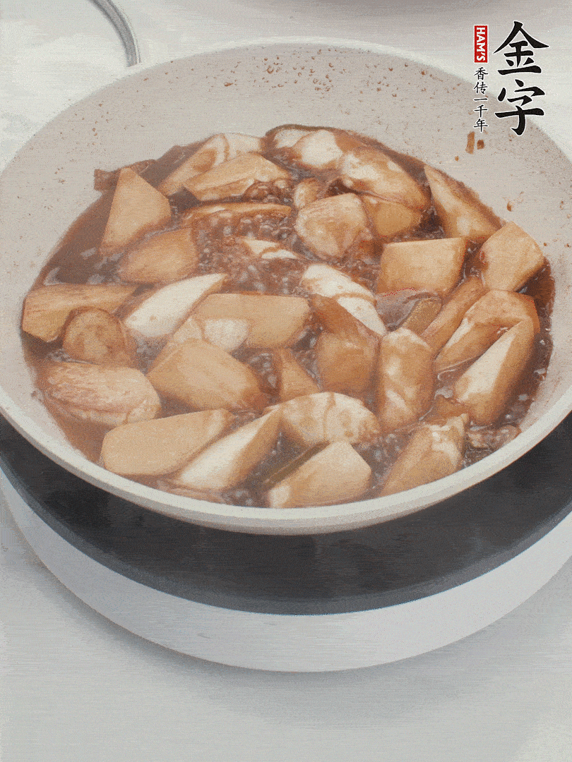 待茭白煸到微微發(fā)黃加入調(diào)好的味汁翻炒。加一小碗清水蓋蓋子燜3-4分鐘。