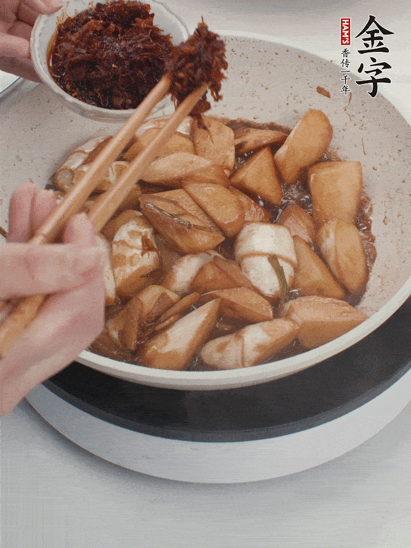 湯汁收濃，加金字火腿XO醬翻炒均勻。