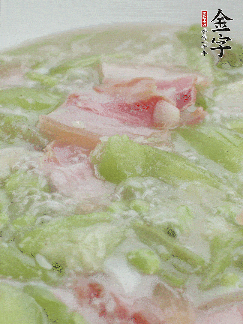 加一點熱水、白胡椒粉、雞精翻炒1分鐘。