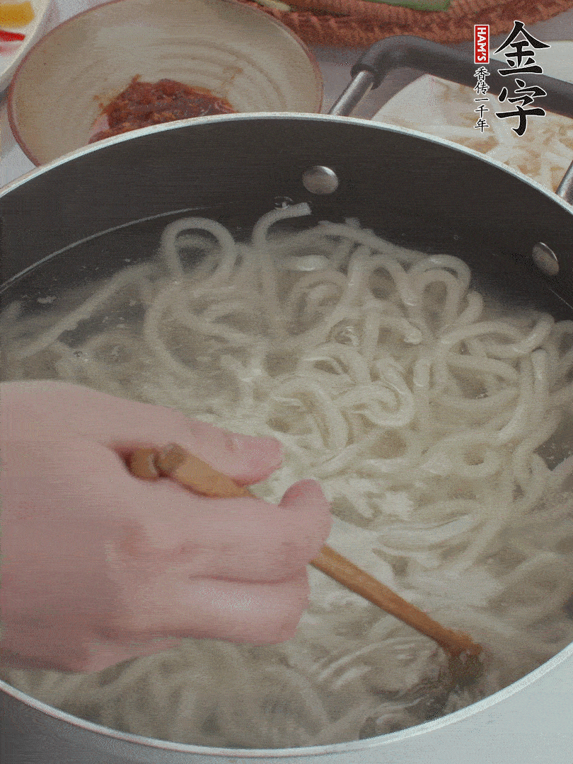 鍋中水煮沸，下烏冬面焯5秒鐘，撈出瀝干。