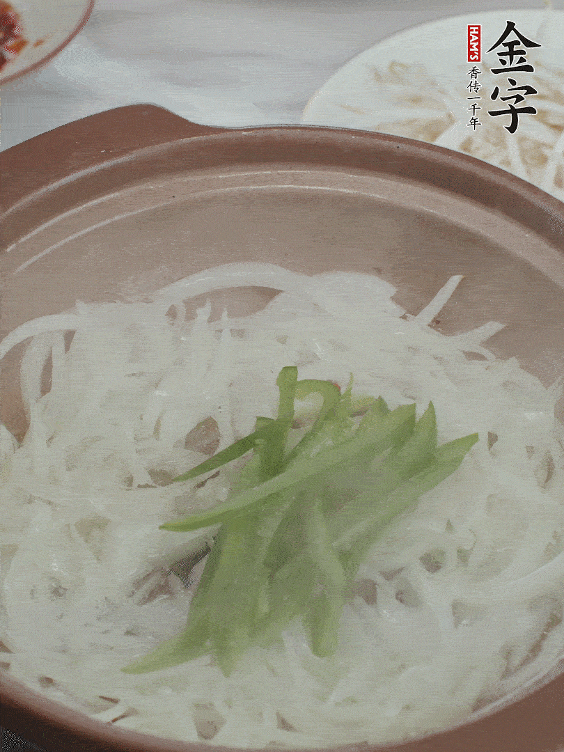 放烏冬面、青紅椒、豆芽。