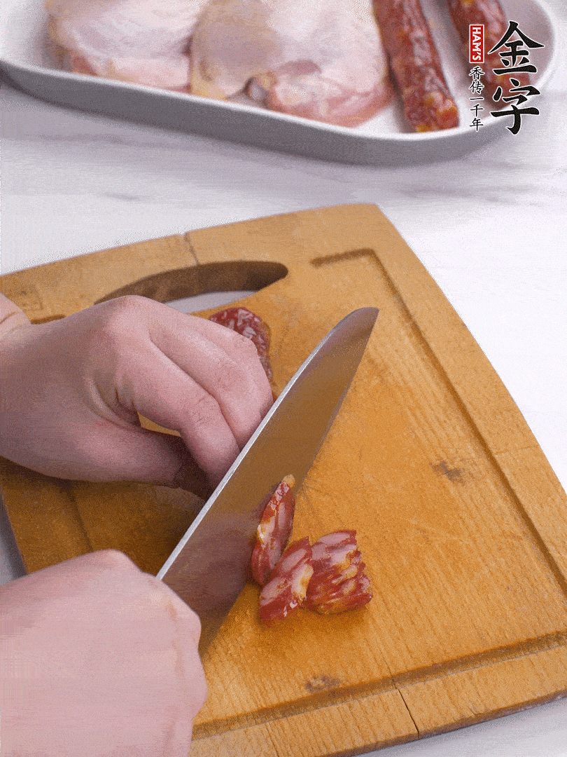 雞大腿去皮去骨切成塊，金字香腸切片，干香菇泡發(fā)切片，小蔥切蔥花。