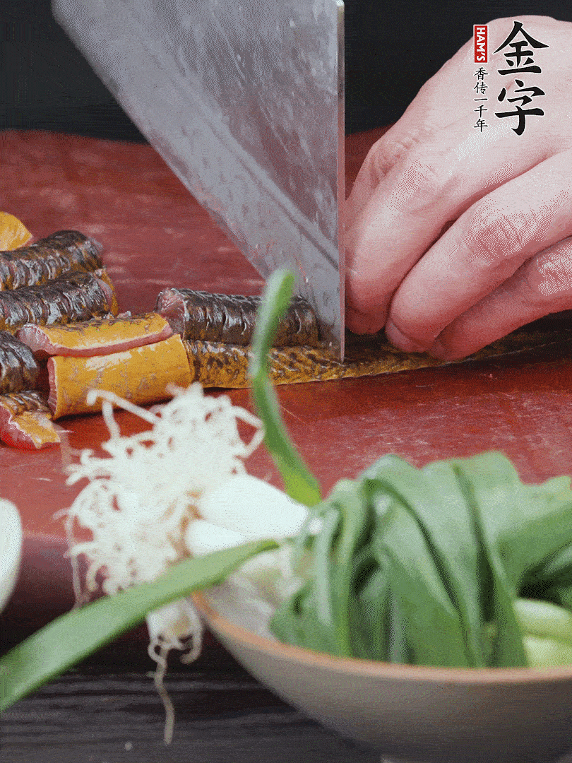 黃鱔去內(nèi)臟洗凈，切花刀斬段。沸水下鍋，加黃酒焯水去血沫。