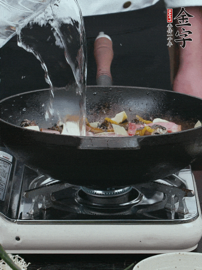 加適量黃酒，倒清水沒過。