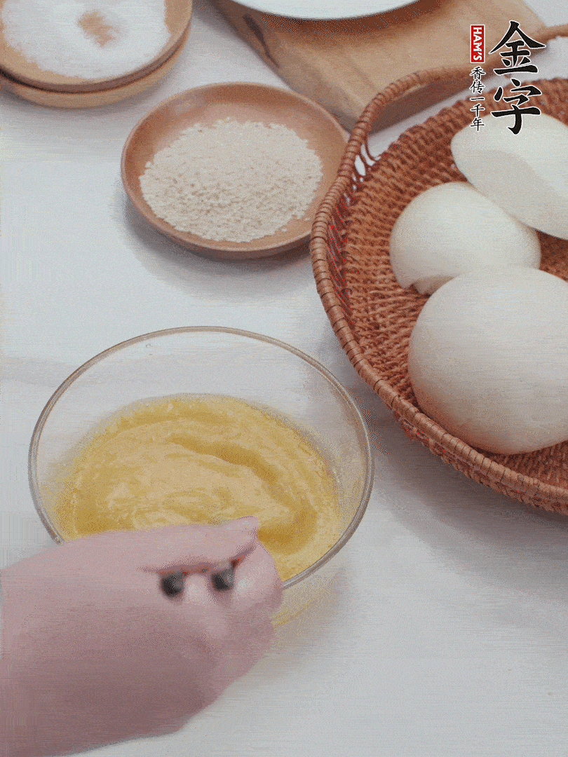 2個(gè)雞蛋加入1小勺鹽、1/2小勺胡椒粉打散。