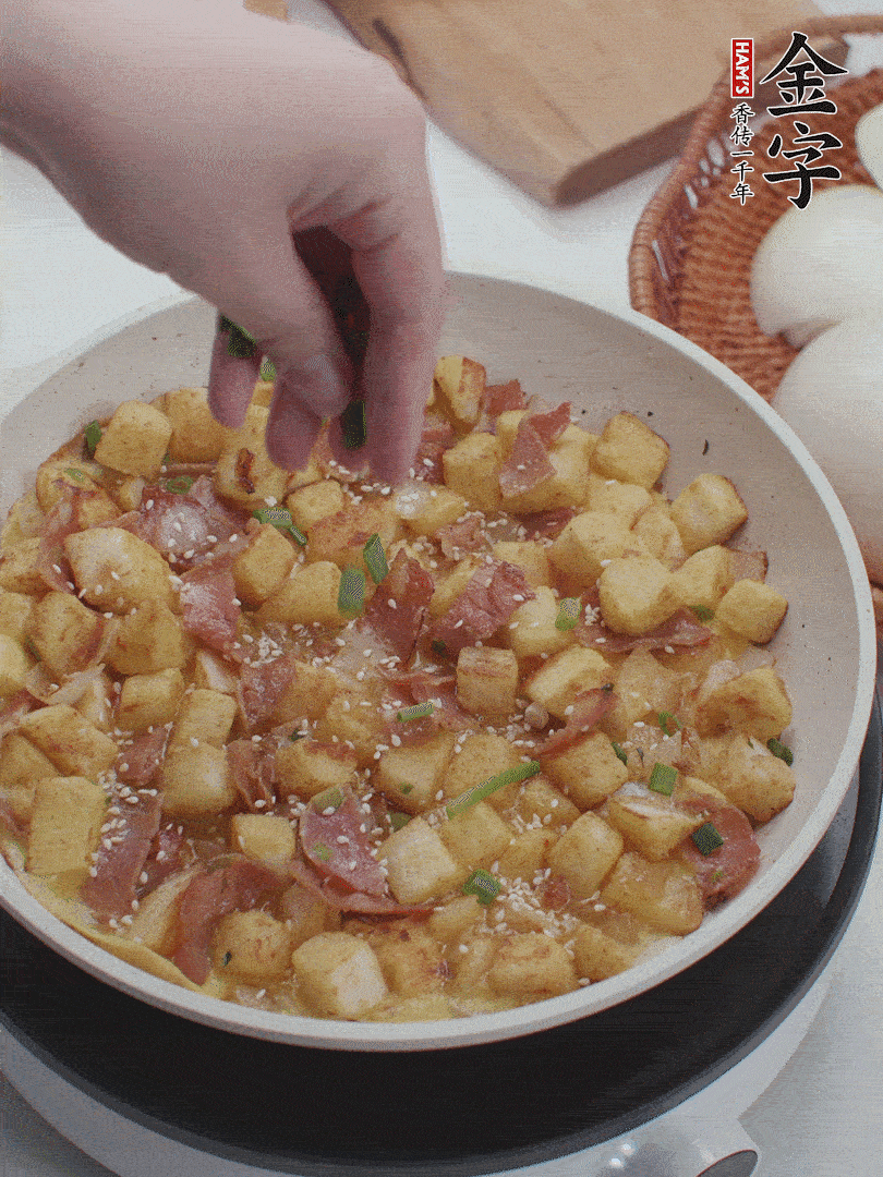 淋入剩余蛋液，蛋液凝固，撒上蔥綠和熟芝麻。