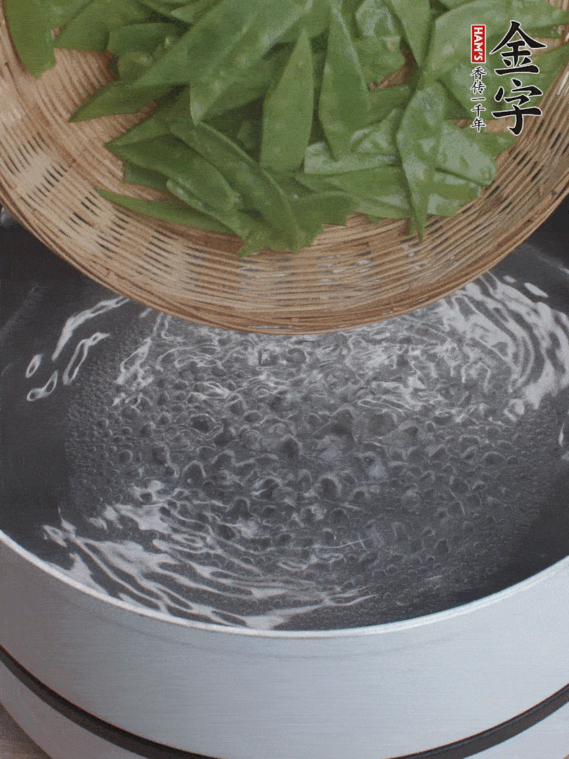 甜豆莢撕掉老筋，斜切兩半，焯水1分鐘。