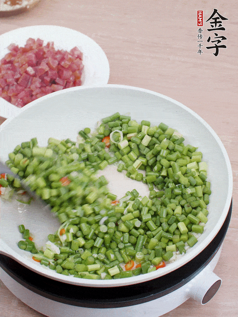 下蒜苔丁、一點鹽翻炒。