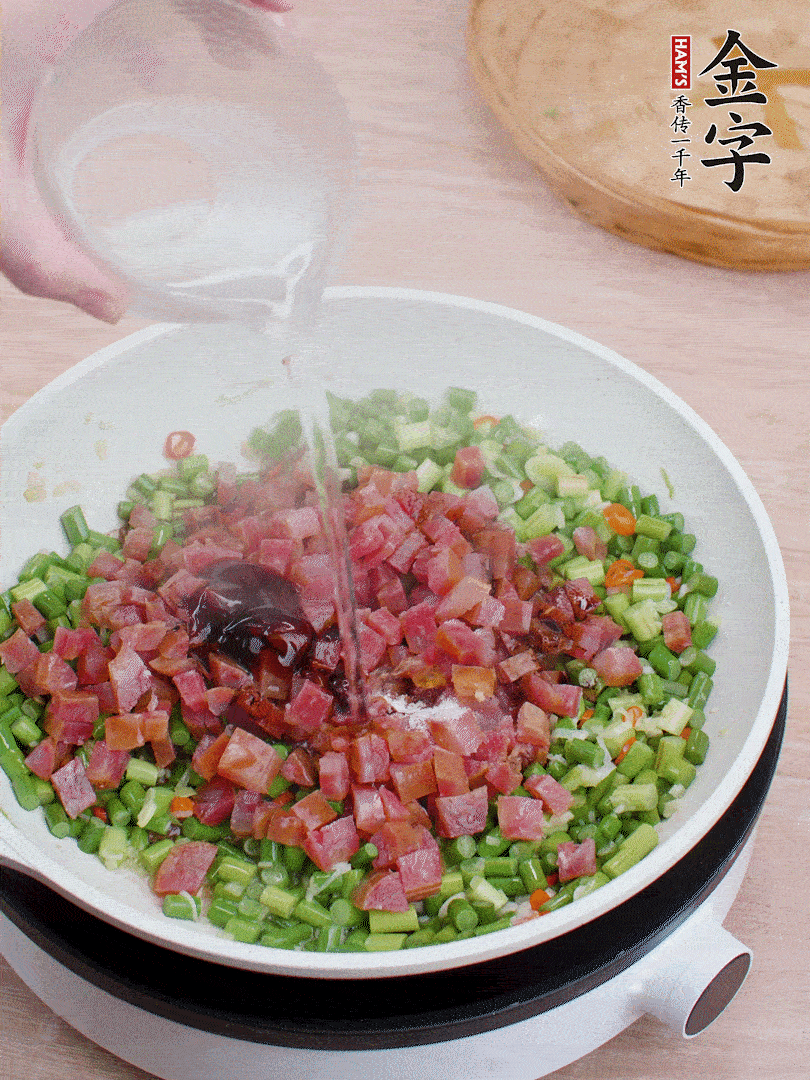 放香腸丁、1勺老抽、1勺蠔油、1/3勺白糖、少許清水炒至斷生。