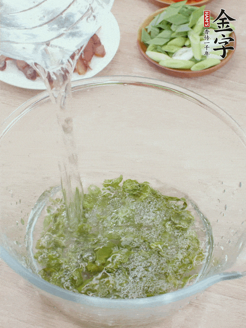 萵筍干溫水泡2小時，青紅辣椒切圈，姜切片，青蒜斜切段。