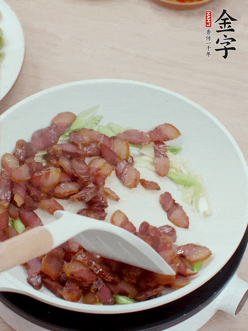 鍋中少許油，姜、蒜白爆香，下臘肉煸出油脂。
