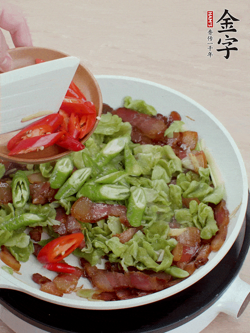 放萵筍干、青紅椒圈爆炒1分鐘。