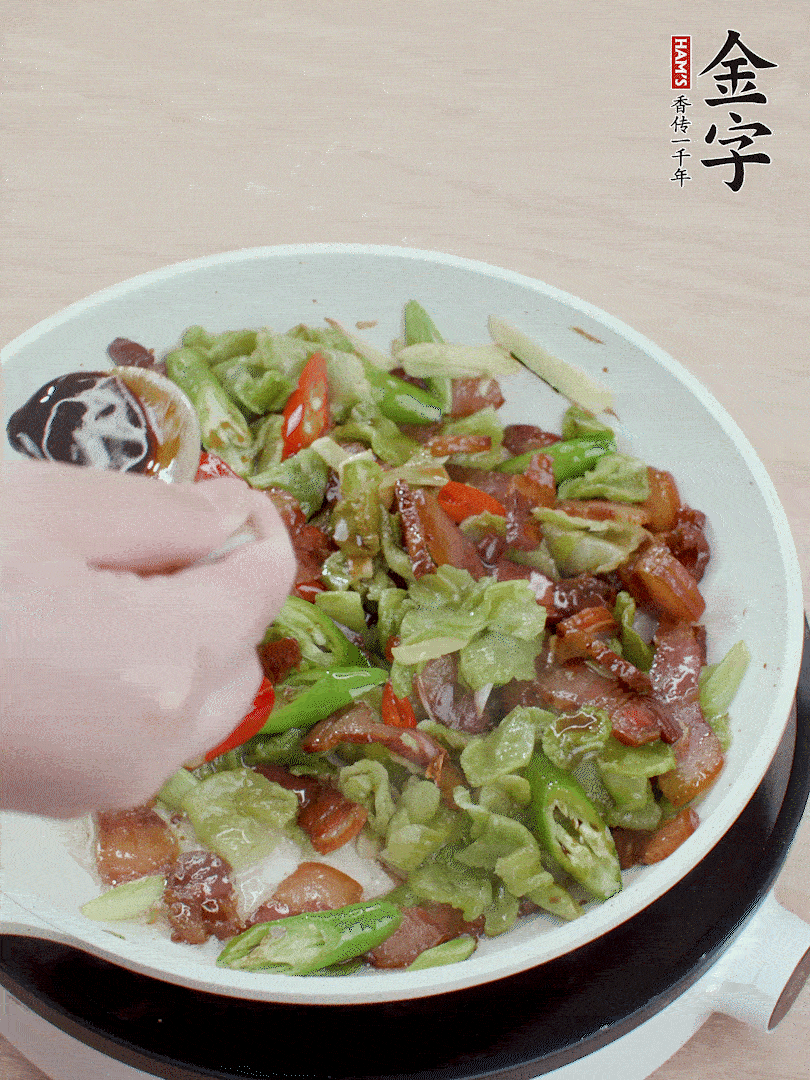 2勺生抽調(diào)味，最后撒蒜葉。