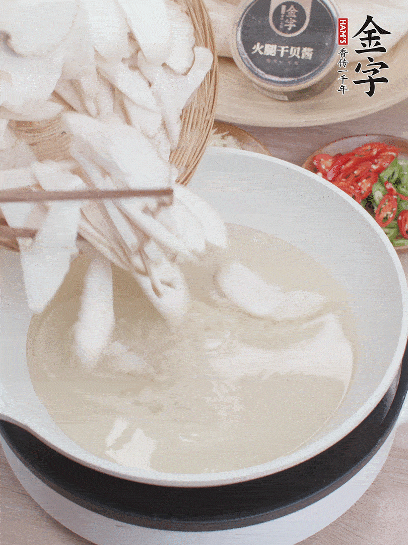 杏鮑菇切成片，油溫7層熱炸2分鐘。