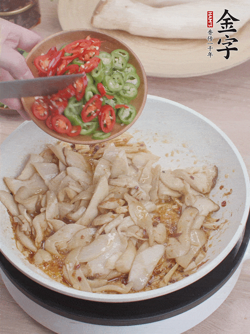 下杏鮑菇、青紅辣椒炒出香味。