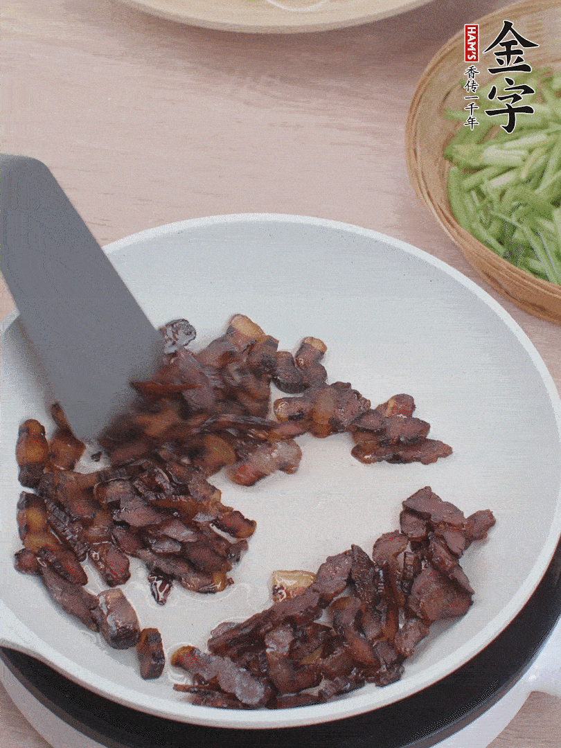 起鍋熱油，煸香醬油肉。