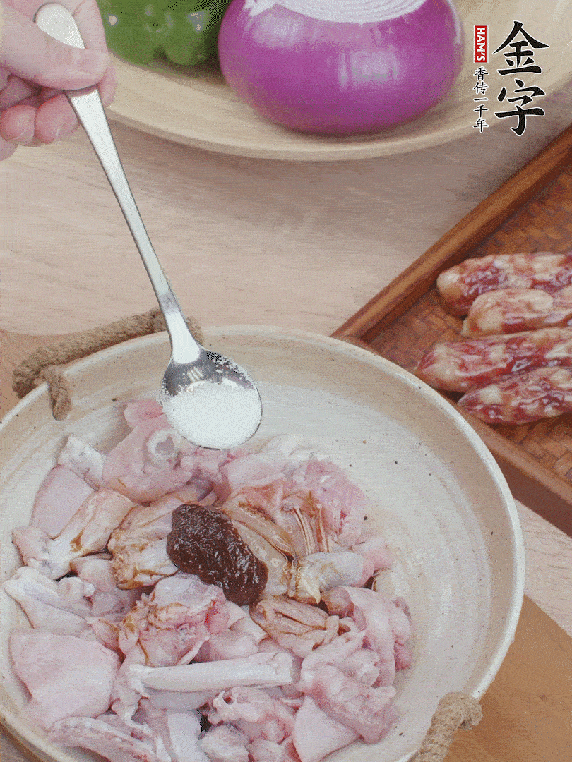 牛蛙塊加1勺柱候醬、1勺生抽、1/3勺白砂糖腌漬20分鐘。