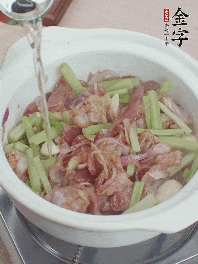 牛蛙變色后，淋點(diǎn)啤酒，加蓋后調(diào)小火燜10分鐘。